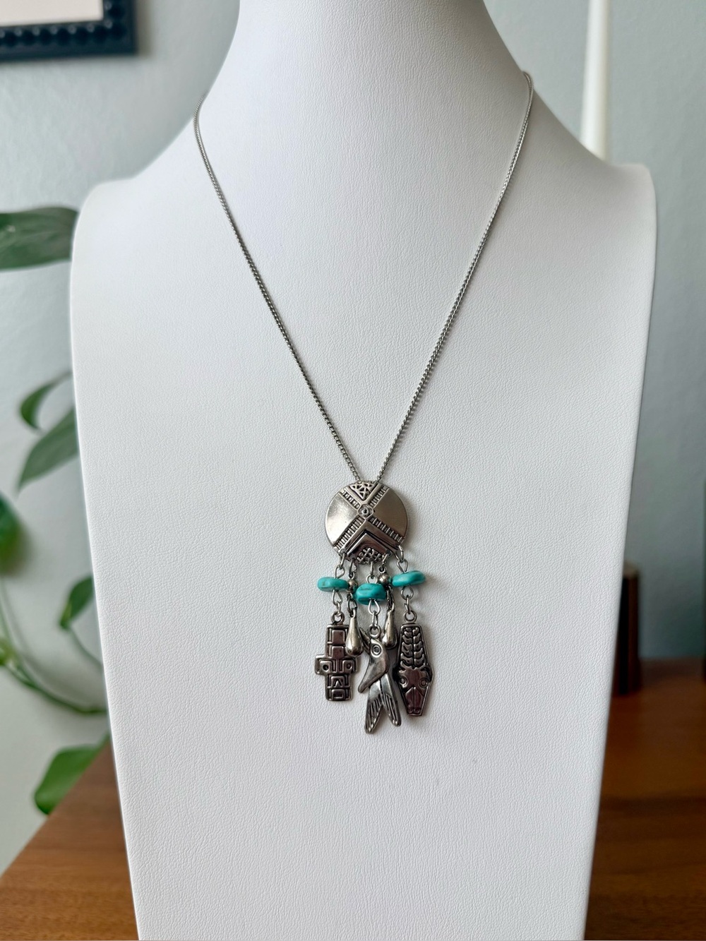 Vintage Silvertone Southwestern Charm Necklace with Faux Turquoise Beads